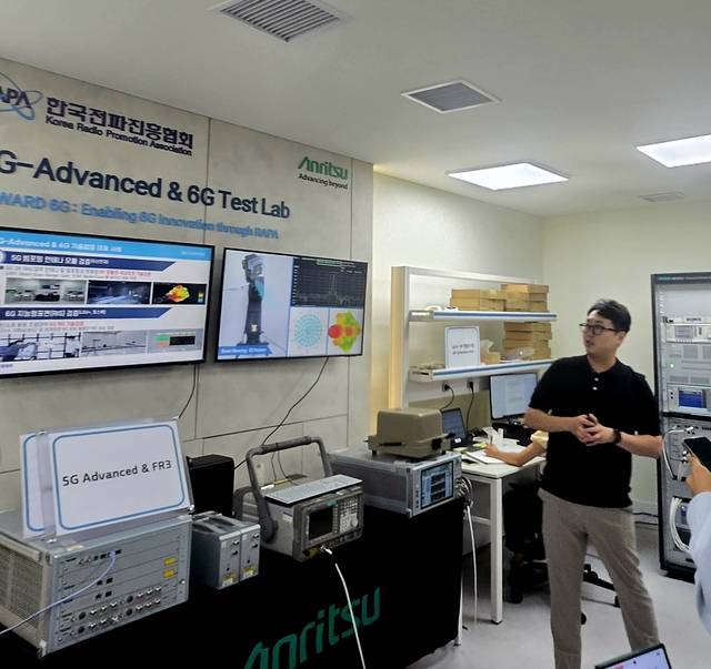 박세호 RAPA 전자파기술원 IoT기술지원센터장이 지난 4일 시험동 내 5G 어드밴스드 및 6G 테스트랩의 검증 사례를 소개하고 있다. 임성원 기자