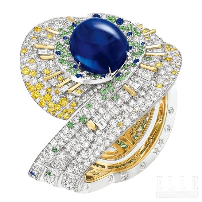 사파이어 카보숑을 세팅한 ‘상티에 데또왈’ 브레이슬릿은 VAN CLEEF & ARPELS.