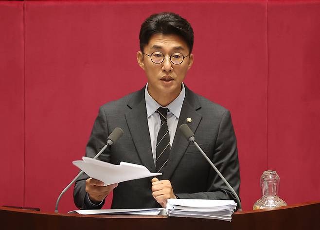 필리버스터 이틀째, 발언하는 노종면 의원     (서울=연합뉴스) 류영석 기자 = 5일 국회 본회의에서 더불어민주당 노종면 의원이 방송법 일부개정법률안 관련 무제한 토론(필리버스터)을 이어가고 있다. 2025.8.5     ondol@yna.co.kr (끝)