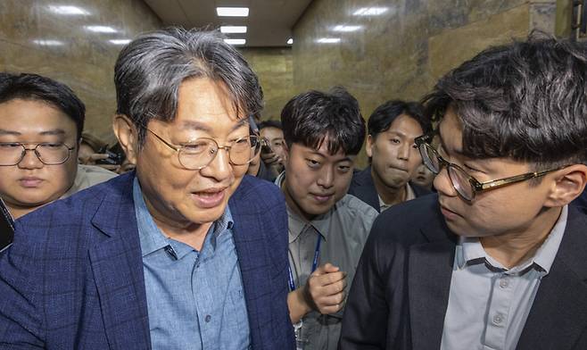 차명 주식거래 의혹이 제기된 국회 법제사법위원장 더불어민주당 이춘석 의원이 5일 국회에서 열린 본회의에 참석한 뒤 본회의장을 빠져나가다 취재진 질문을 받고 있다. 연합뉴스