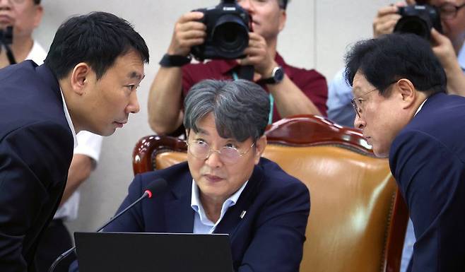 박형수(오른쪽) 국회 법제사법위원회 국민의힘 간사와 김용민(왼쪽) 더불어민주당 간사가 지난 1일 서울 여의도 국회에서 열린 법제사법위원회 전체회의에서 의논을 하고 있다. 가운데는 이춘석 위원장. 사진=뉴시스