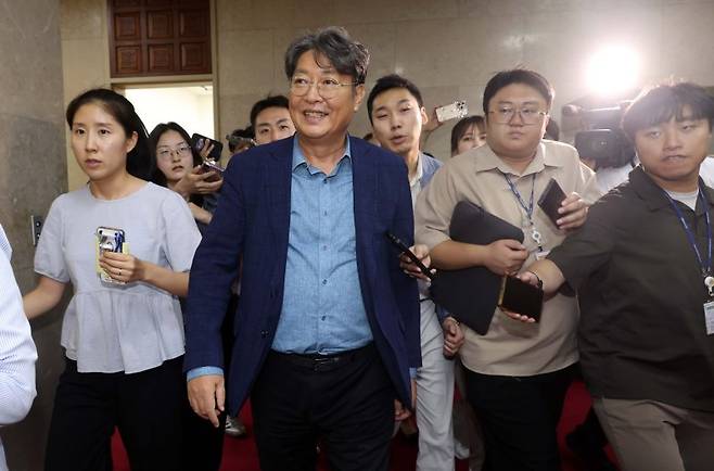 '차명 계좌 주식 거래 의혹'을 받고 있는 이춘석 국회 법제사법위원장이 5일 서울 여의도 국회에서 취재진의 질문을 피해 엘리베이터로 이동하고 있다. 사진=뉴시스