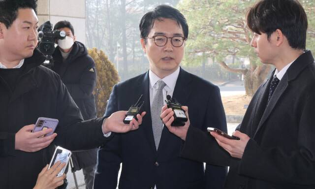 심우정 검찰총장이 지난 3월10일 오전 서울 서초구 대검찰청으로 출근하며 기자들의 질문에 답하고 있다. 한겨레 김혜윤 기자