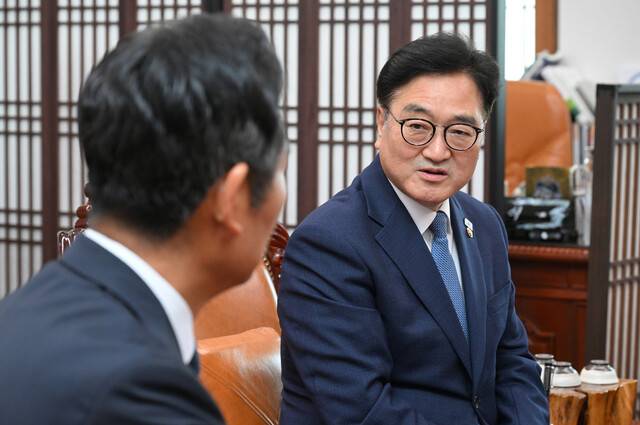 우원식 국회의장이 5일 정청래 신임 더불어민주당 대표를 만나 대화를 나누고 있다. 공동취재사진