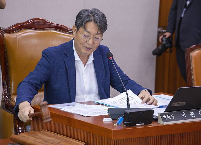 지난달 22일 국회에서 열린 국회 법제사법위원회 전체 회의에서 이춘석 법사위원장이 오영준 헌법재판관 청문보고서 채택의 건을 처리하고 있다. 연합뉴스