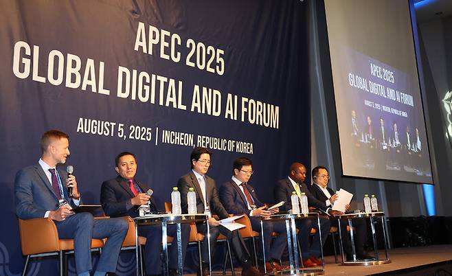 5일 인천 연수구 쉐라톤 그랜드 호텔에서 열린 ‘아시아태평양경제협력체(APEC) 디지털·인공지능 포럼’에서 기조연설 뒤 패널 토론이 진행되고 있다. 연합뉴스