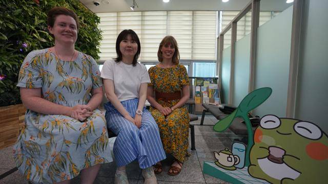 대구 수성구청 행정 연수에 참여 중인 호주 블랙타운시 가브리엘 컨디(왼쪽)씨와 일본 이즈미사노시 이노우에 아이(가운데)씨, 독일 카를스루에시 마렌 트렙토우씨가 지난달 9일 수성구 범어도서관에서 한국 공무원 생활에 대해 얘기하고 있다. 대구=김재현 기자