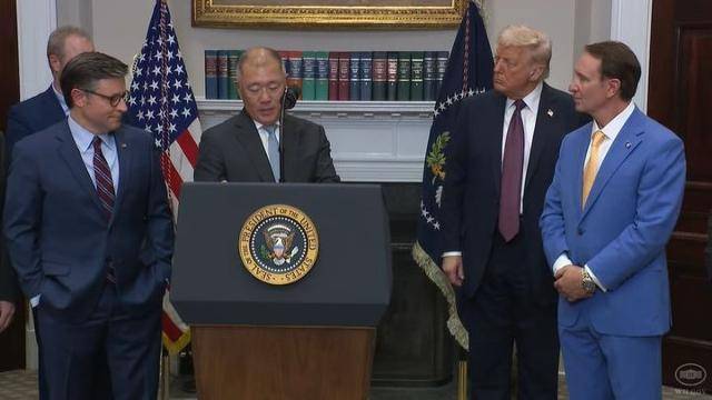 정의선(왼쪽 두 번째) 현대자동차그룹 회장이 3월 24일 미국 워싱턴 DC 백악관 루스벨트룸에서 도널드 트럼프(오른쪽 두 번째) 대통령과 함께 대미 투자 계획을 발표하고 있다. 백악관 중계영상 캡처