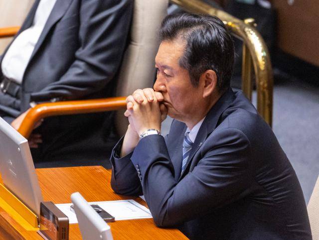 정청래 더불어민주당 대표가 4일 국회에서 열린 본회의에 참석해 회의 진행을 지켜보다 생각에 잠겨 있다. 연합뉴스