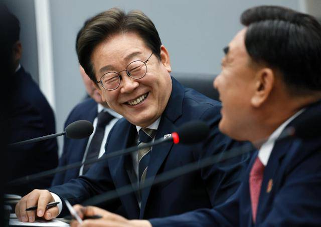 이재명 대통령이 6월 20일 울산전시컨벤션센터에서 열린 AI글로벌 협력 기업 간담회에서 김두겸 울산시장의 발언에 웃음을 보이고 있다. 뉴시스
