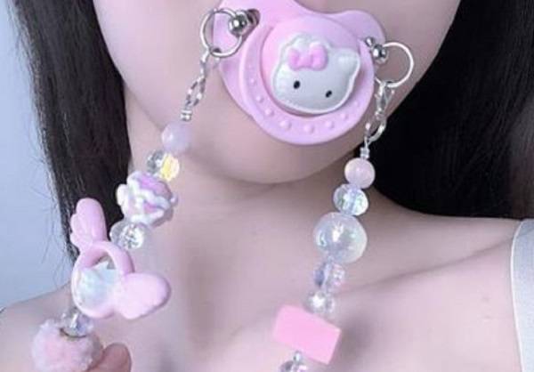 중국에서 스트레스 해소 목적으로 공갈 젖꼭지를 찾는 성인이 늘고 있다./사진=바이두