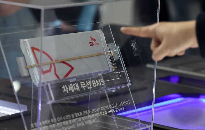 <yonhap photo-6251="">인터배터리 2025의 SK 온 부스에 액침냉각 등이 적용된 전기차 하부 모형이 전시돼 있다. 연합뉴스&nbsp;</yonhap>