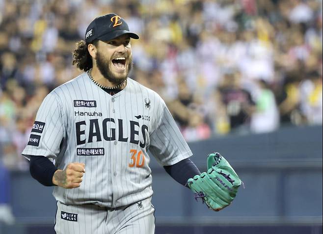 2025 KB0리그 프로야구 LG 트윈스와 한화 이글스의 경기가 28일 오후 서울 잠실야구장에서 열렸다. 6회말 2사 2루 폰세가 오스틴을 외야 뜬공으로 처리한 후 기뻐하고 있다. 잠실=김민규 기자 mgkim1@edaily.co.kr /2025.05.28/