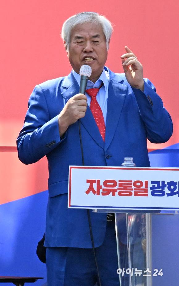 헌법재판소가 윤석열 전 대통령의 파면을 선고한 지난 4월 4일 서울 용산구 한남동 대통령 관저 인근에서 열린 탄핵반대 집회에서 전광훈 목사가 발언을 하고 있다. [사진=곽영래 기자]