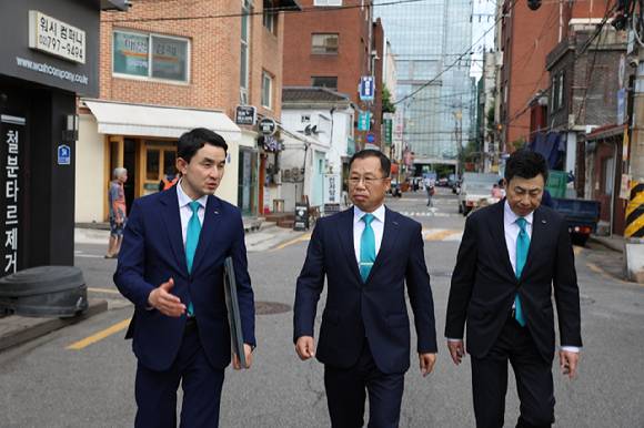 포스코이앤씨 정희민 사장(가운데)과 임직원들이 지난 6월 용산 정비창 전면1구역 현장을 직접 둘러보고 있다. [사진=포스코이앤씨]