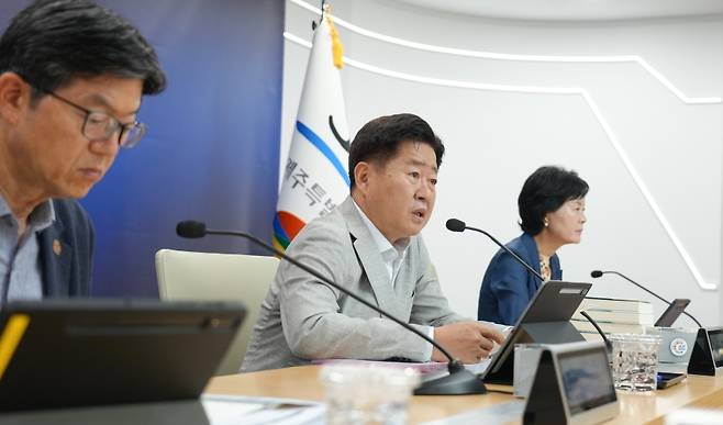 오영훈 제주도지사가 지난달 28일 제주도청 한라홀에서 열린 주간혁신성장회의에서 디지털 관광증 ‘나우다(NOWDA)’와 관련해 “MZ세대의 일상과 트렌드를 이해·반영해야 한다”며, 메시지가 정확히 전달될 수 있도록 철저한 준비를 당부했다. (제주도 제공)