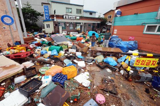 4일 오전 전남 함평군 함평천지전통시장에서 상인들이 수해 복구 작업을 하고 있다. 함평에는 호우 특보가 발효된 전날 하루 동안 170여㎜의 비가 내렸다. 연합뉴스