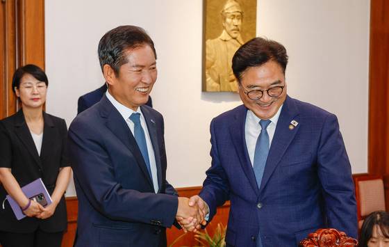 정청래 더불어민주당 대표가 5일 서울 여의도 국회에서 우원식 국회의장을 예방하고 있다.뉴스1