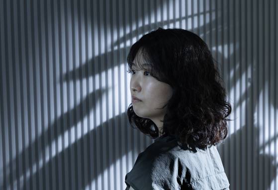 김서해 작가는 도서관 사서로 근무한 적이 있다. 사람들이 어떤 표정으로 책을 읽고 후기를 나누는지 눈 앞에서 봤다. 그래서 그는 "책은 무엇보다도 가장 깊이 의사소통할 수 있는 매개체"라고 생각한다. "연결감을 느끼고 싶어 소설을 쓰면, 실제로 독자와 소속감을 느낀다"고도 말한다. 권혁재 기자