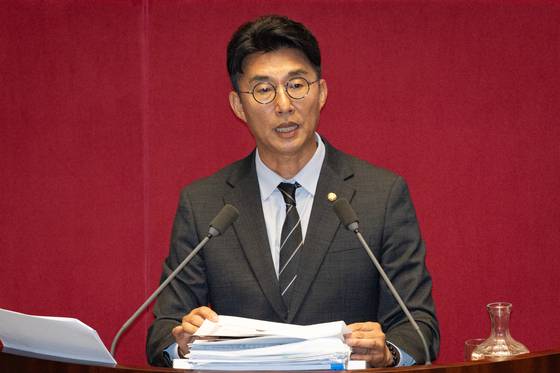 노종면 더불어민주당 의원이 5일 서울 여의도 국회에서 열린 제427회 국회(임시회) 3차 본회의에서 방송법 일부개정법률안(대안)에 대한 무제한토론(필리버스터)을 9시간째 하고 있다. 뉴스1