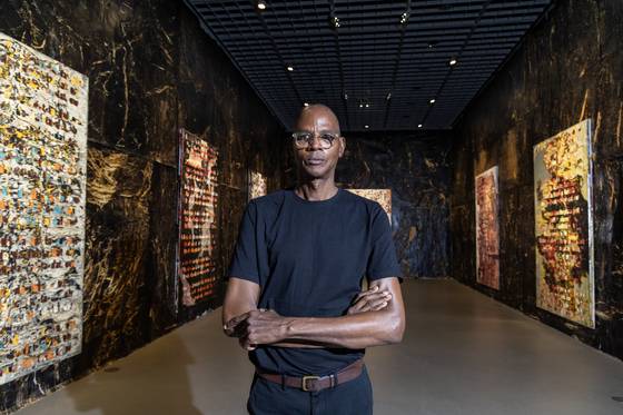 동시대를 대표하는 추상예술가 마크 브래드포드. 그의 뒤로 이번 전시를 위해 새로 작업한 '폭풍이 밀려온다' 연작이 보인다. 그는 2005년 미국 남부를 덮친 허리케인 카트리나를 연구하며 피해 복구 과정에서 드러난 소외된 삶에 주목했다. 권혁재 사진전문기자