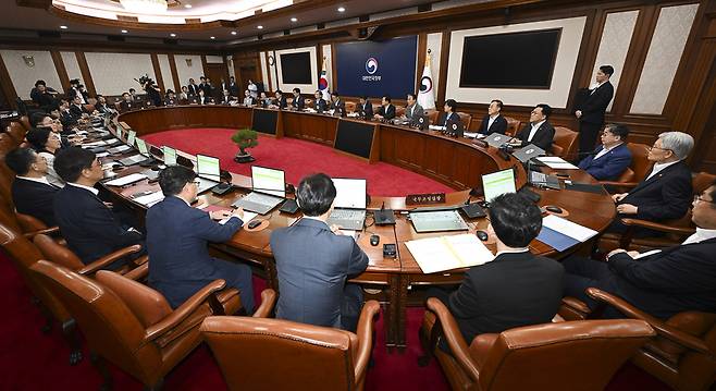 김민석 국무총리가 5일 오전 서울 종로구 정부서울청사에서 열린 국무회의를 주재하고 있다. /공동취재