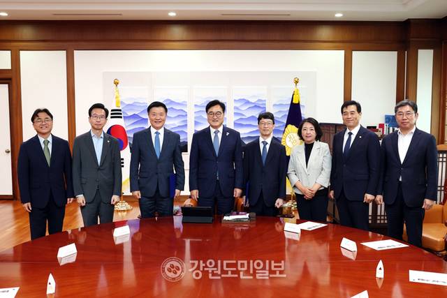 ▲ 우원식 국회의장은 5일 의장집무실에서 윤리심사자문위원회 신임 위원 2명에게 위촉장을 수여했다.