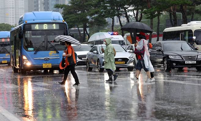 서울 여의도 일대에서 우산을 쓴 시민들이 발걸음을 옮기고 있다. /사진=이솔 기자