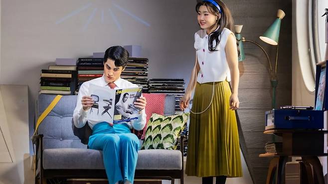 브로드웨이에서 공연 중인 뮤지컬 '어쩌면 해피엔딩'의 올리버 역 대런 크리스(왼쪽)와 클레어 역의 헬렌 제이 쉔./ⓒEvan Zimmerman