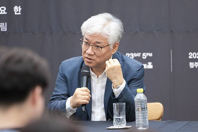 기자들의 질문에 답하는 베이스 연광철 / 사진 제공. 아츠앤아티스트
