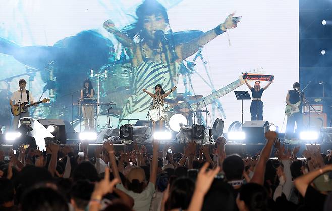 인천 송도달빛축제공원에서 열린 ‘펜타포트 락 페스티벌 2025’ 무대에 오른 ‘3호선 버터플라이’가 관객들 앞에서 공연하고 있다. 서성일 선임기자