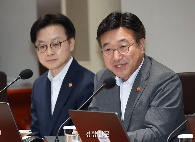 윤호중 행정안전부 장관이 지난달 22일 서울 용산구 대통령실 국무회의장에서 인사말을 하고 있다. 대통령실사진기자단