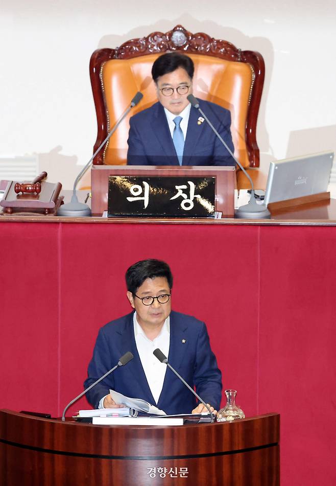 김장겸 국민의힘 의원이 5일 국회 본회의에서 방송문화진흥회법 개정안에 대한 무제한 토론(필리버스터)을 하고 있다. 박민규 선임기자
