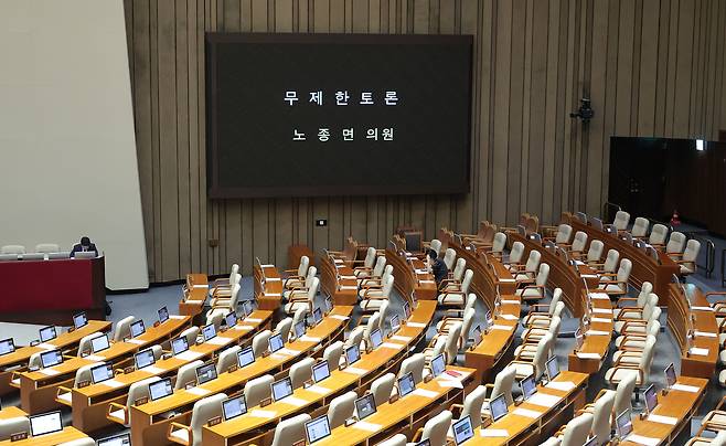 노종면 더불어민주당 의원이 5일 국회 본회의에서 방송법  개정안에 대한 무제한 토론(필리버스터)을 이어가는 중 배현진 국민의힘 의원이 홀로 국민의힘 의석에  앉아 있다. 연합뉴스