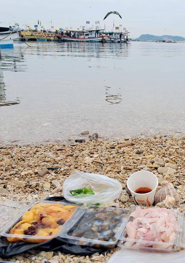 선상횟집의 풍류를 찾아 충남 서산시 삼길포 해변에서 마주한 바다를 배경 삼아 차린 해산물 한 상.
