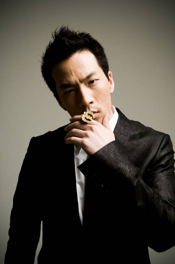 A profile photo of Teddy during his time as an in-house producer at YG Entertainment, originally uploaded to the archive in 2008 [JOONGANG PHOTO]