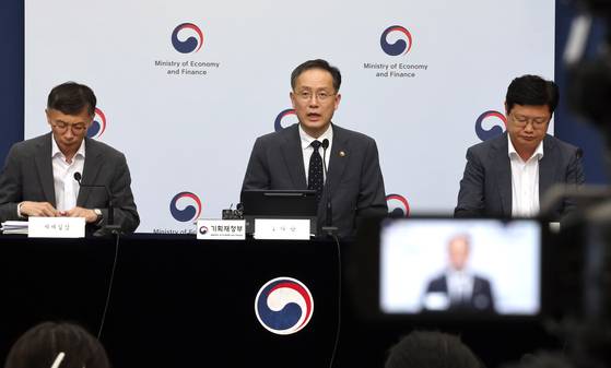 First Vice Minister of Economy and Finance Lee Hyoung-il, center, delivers a detailed briefing on the 2025 tax reform plan on July 29. [YONHAP]