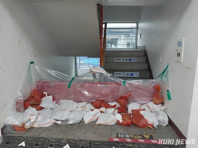 침수에 대비한 모래주머니가 차수벽 역할을 하며 상가 입구에 가득 쌓여있다. 독자제공