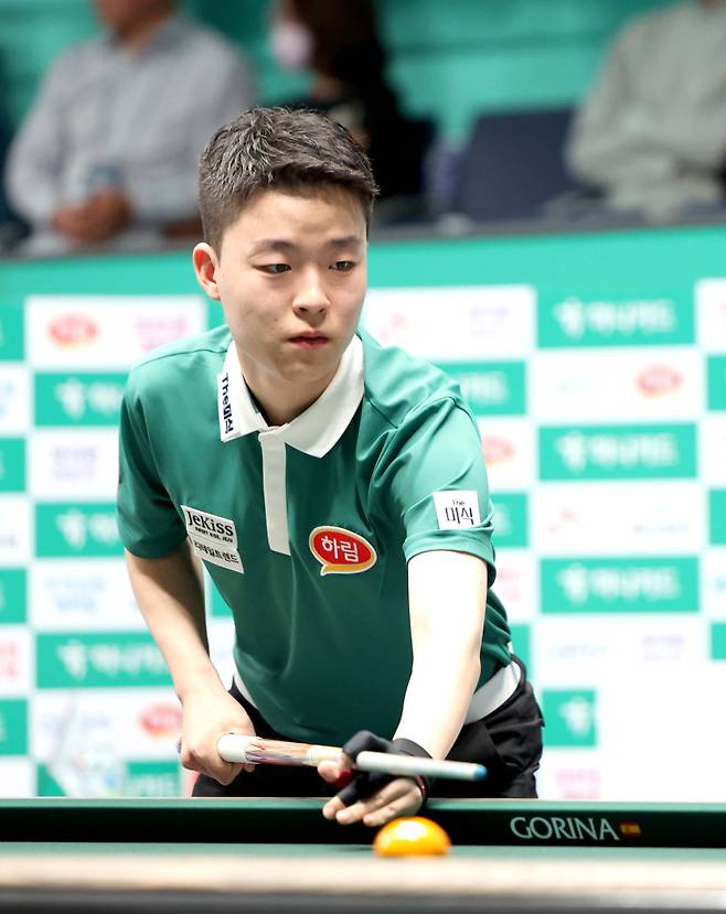 프로당구 ‘최연소 챔피언’ 김영원(17)이 6일 오후 1시 와일드카드로 출전한 이대웅과 만난다. PBA 제공