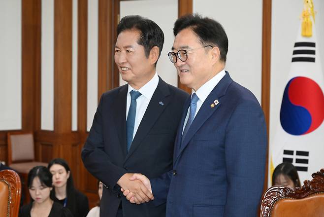 정청래 더불어민주당 대표가 5일 국회에서 우원식 국회의장을 예방해 악수하고 있다. 연합뉴스
