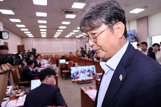 1일 서울 여의도 국회에서 방송 3법, 노란봉투법, 상법 등 을 심의, 의결하기 위해 열린 법제사법위원회 전체회의가 정회 되자 이춘석 위원장이 자리를 나서고 있다. 연합뉴스