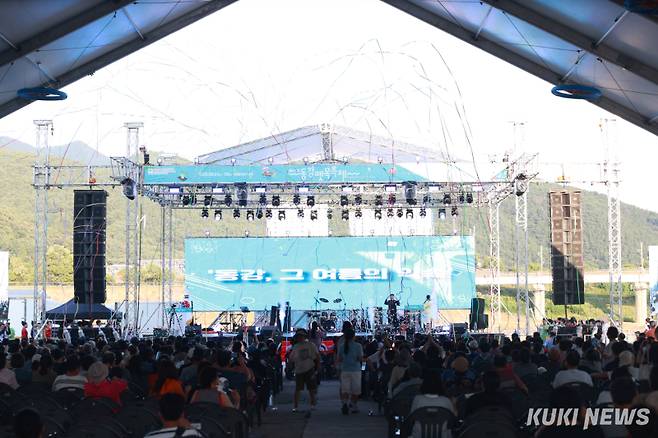 영월 동강 둔치 주무대에서 열린 '뗏목축제' 개막 공연을 관람객들이 보고 있다. (사진=영월군)
