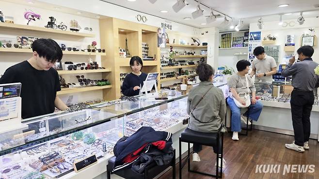 서울 영등포구 대형빌딩 내 지하상가에 위치한 안경점에서 손님들이 안경을 고르고 있다.