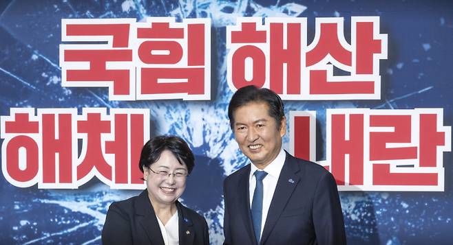 정청래 더불어민주당 대표와 김선민 조국혁신당 당 대표 권한대행이 5일 국회에서 만나 악수하고 있다. 연합뉴스
