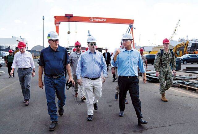 존 펠란(앞줄 가운데) 미국 해군성 장관이 지난달 30일(현지시간) 데이비드 김(오른쪽) 한화필리조선소 최고경영자(CEO)와 함께 펜실베이니아주 필라델피아에 위치한 필리조선소를 둘러보고 있다. 한화 제공