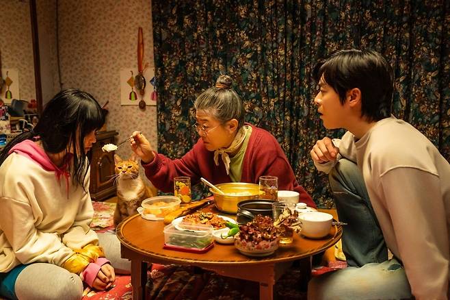 영화 ‘좀비딸’의 한 장면. NEW 제공