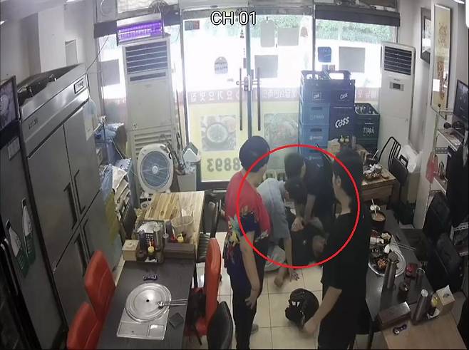 광주시교육청 학생교육문화회관 소속 수련지도사 이동기(38), 김준한씨(33)가 지난 2일 오후 폭염 속 갑자기 쓰러진 20대 배달노동자를 상대로 심폐소생술(CPR)을 하고 있다. 독자 제공