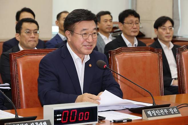 윤호중 행정안전부 장관이 5일 국회에서 열린 행정안전위원회 전체회의에서 인사말을 하고 있다. 연합뉴스