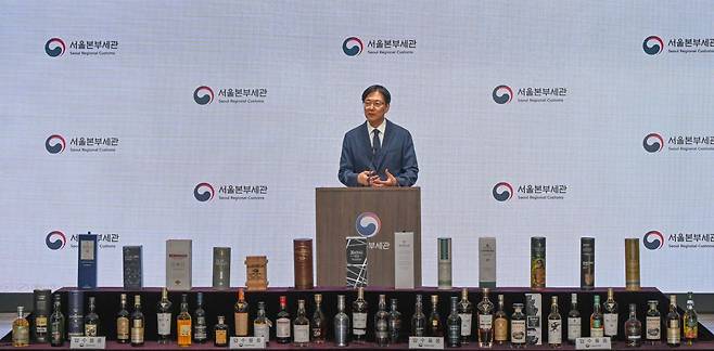 브리핑하는 이철훈 서울세관 조사1국장.
