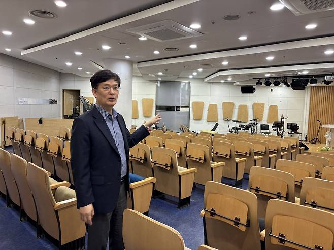 박원빈 약수교회 목사가 5일 서울 중구 교회에서 주민들에게 개방한 소극장을 안내하고 있다. 김동규 기자